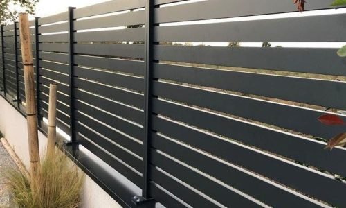 Axium Aluminium on Instagram_ “Brise vue en aluminium crée pour assurer l’intimité de votre habitat tout en le modernisant ! ✨ Ici le modèle SG02 avec lame rectangulaire…”